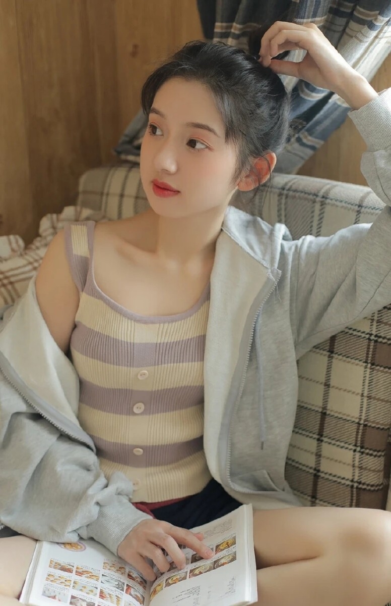 娃娃脸萌妹子吊带短裤室内写真