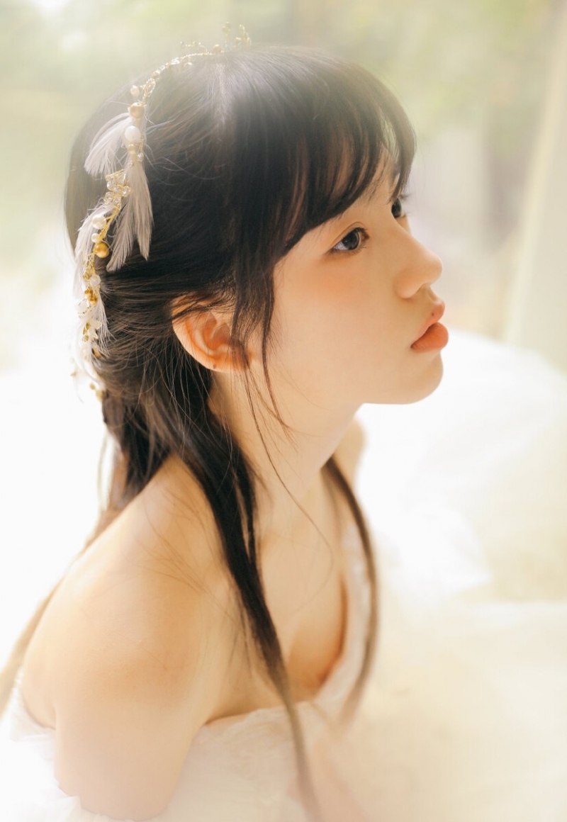 清纯美女蕾丝纱裙香肩诱惑美图