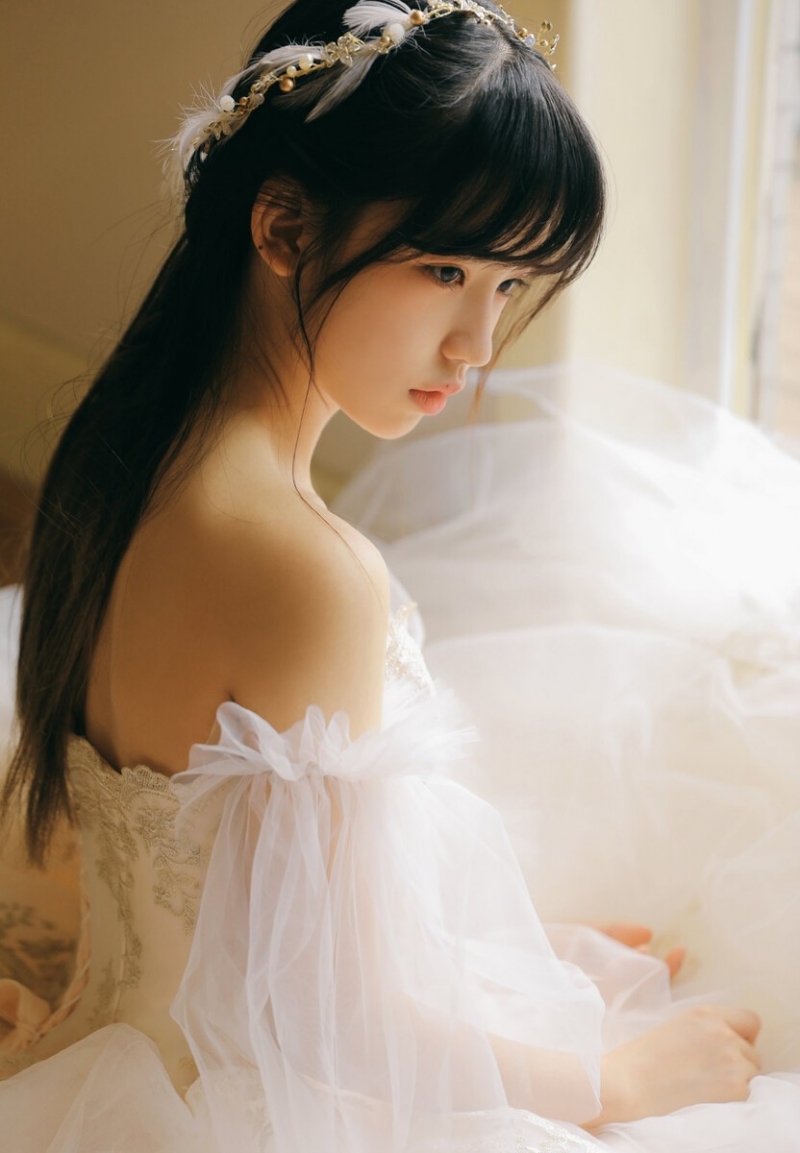 清纯美女蕾丝纱裙香肩诱惑美图