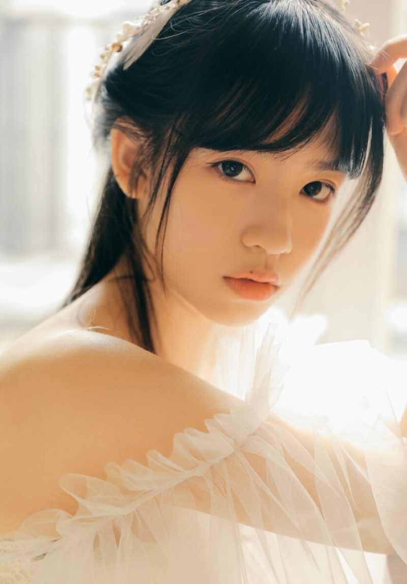 清纯美女蕾丝纱裙香肩诱惑美图