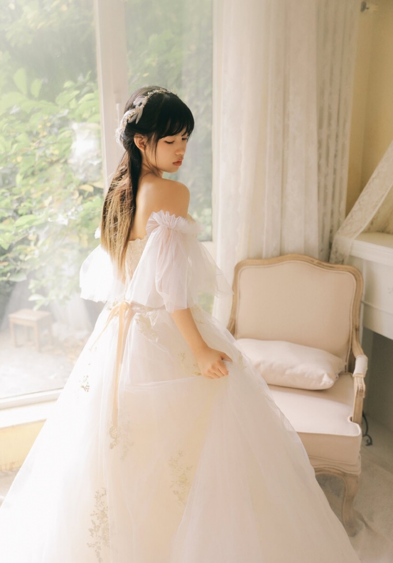 清纯美女蕾丝纱裙香肩诱惑美图