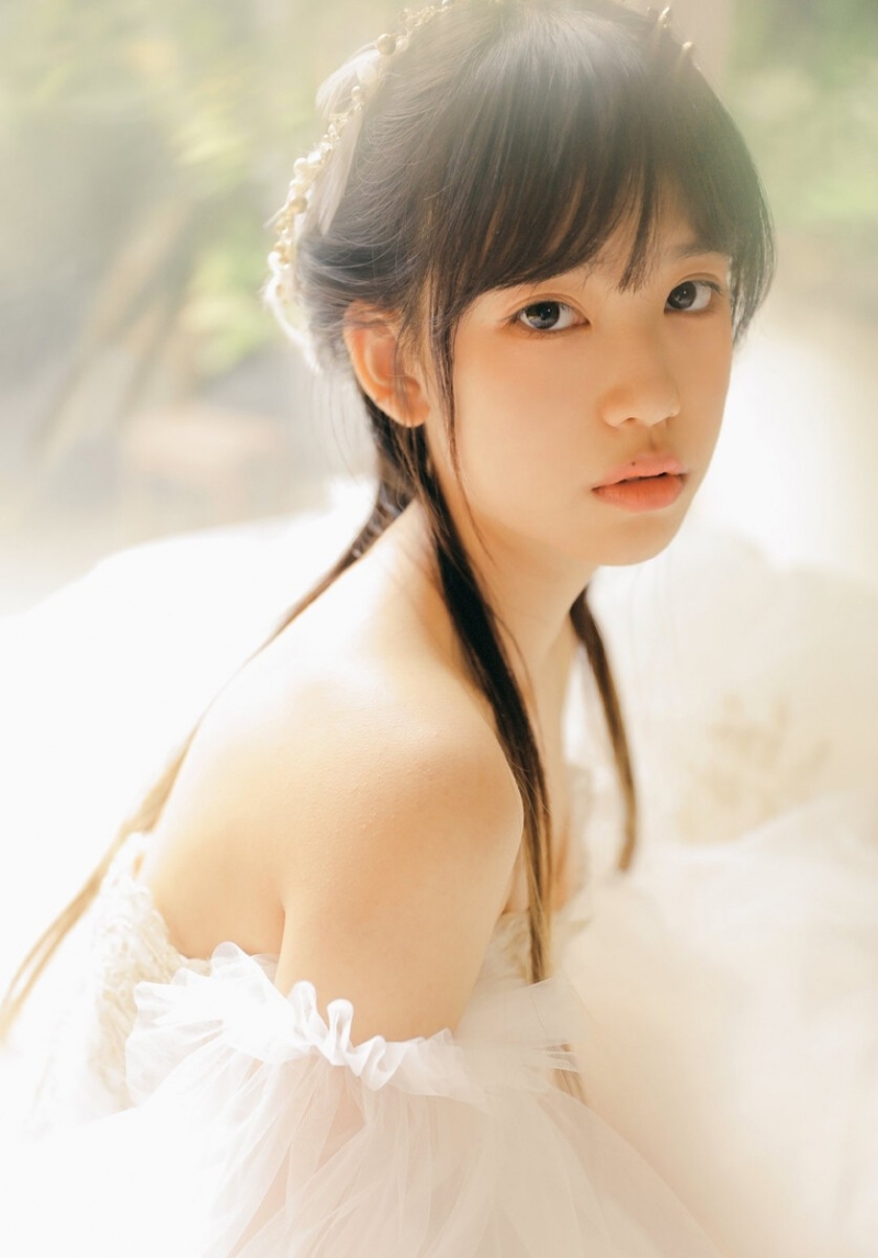 清纯美女蕾丝纱裙香肩诱惑美图