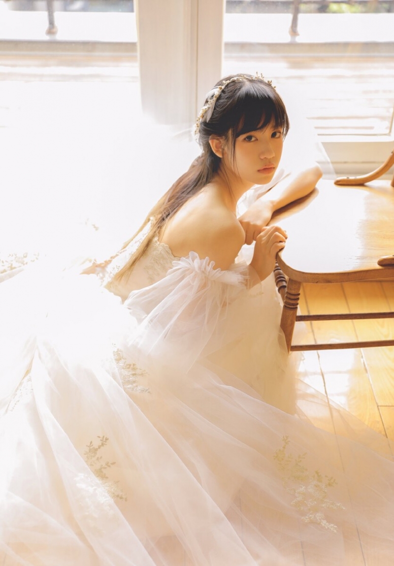 清纯美女蕾丝纱裙香肩诱惑美图