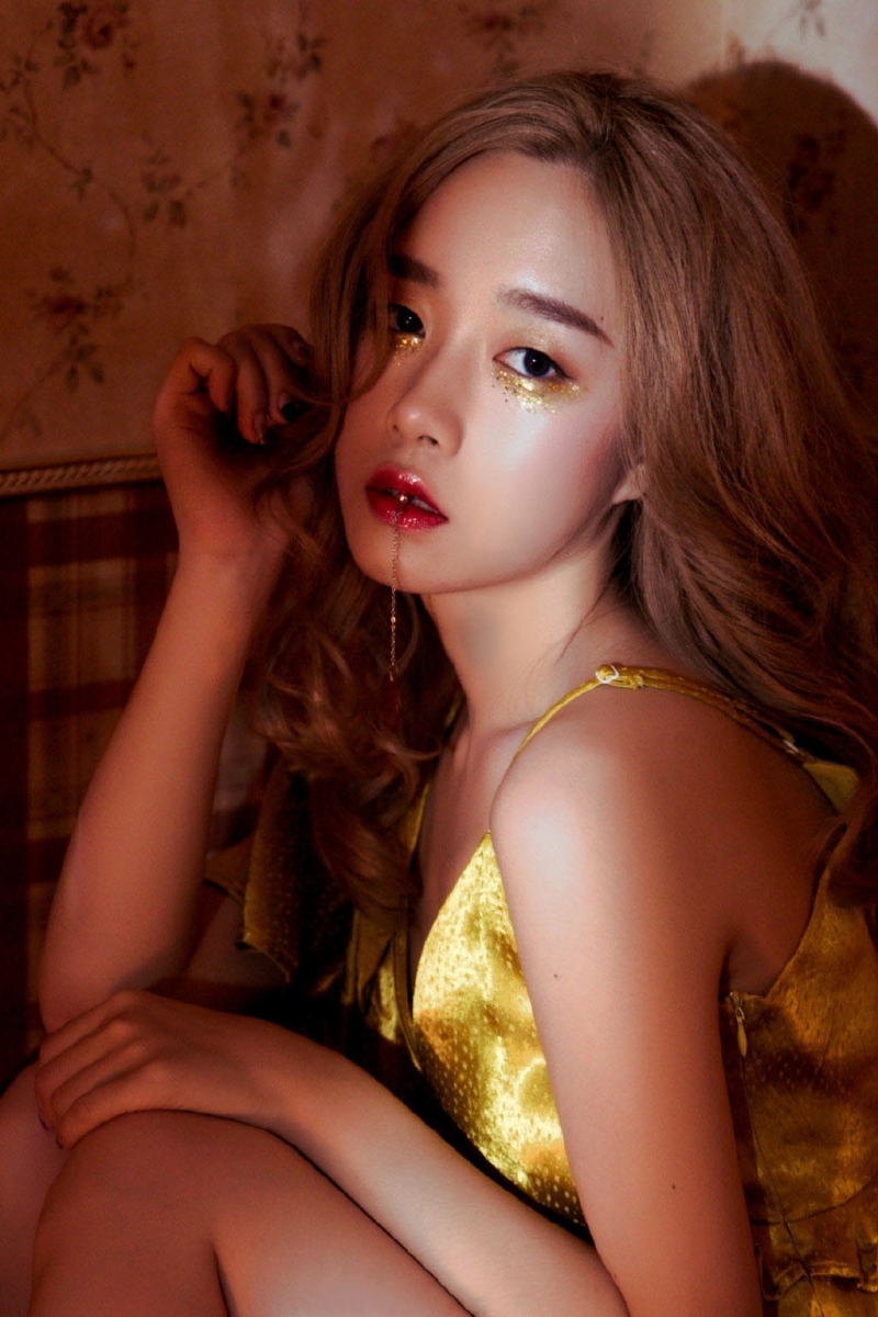 金发女郎吊带长裙香肩美腿套图