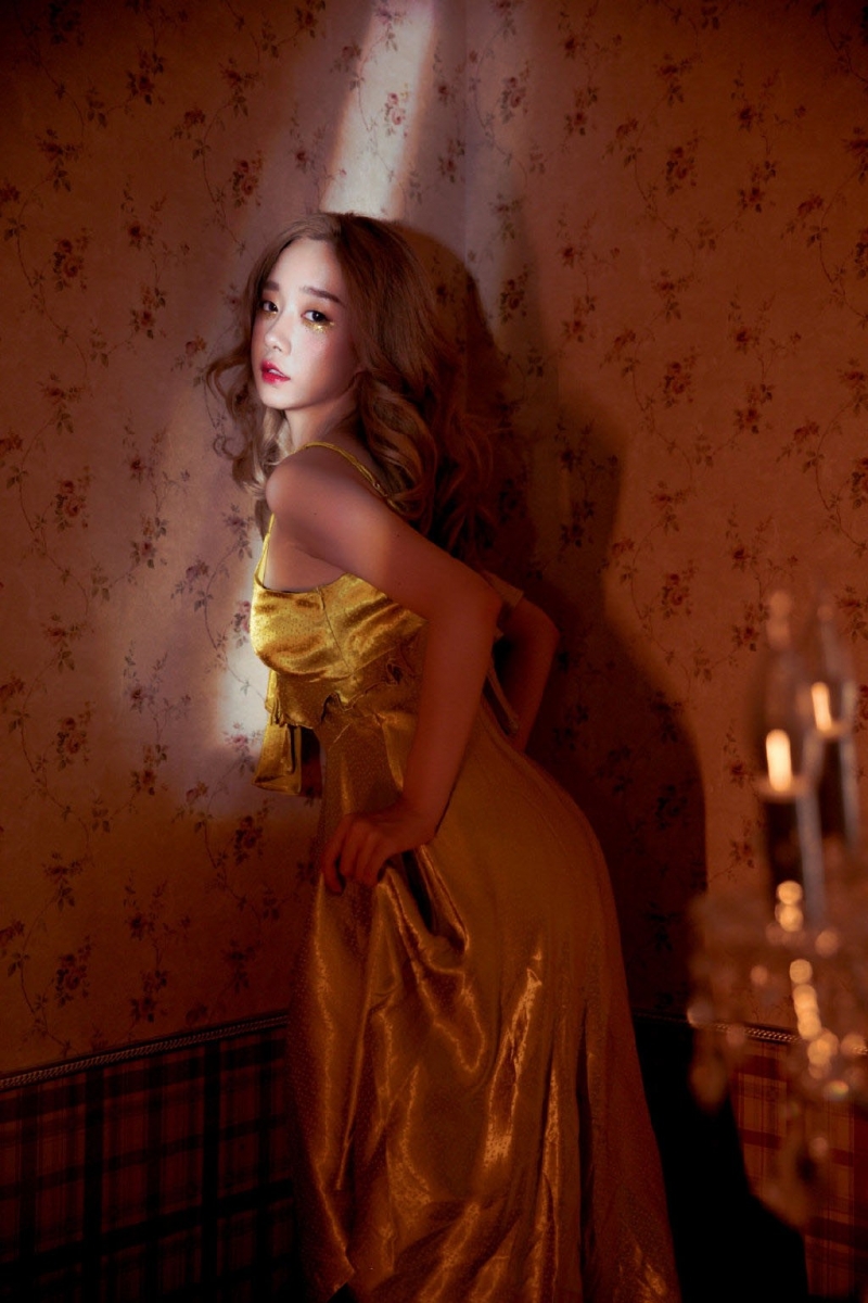 金发女郎吊带长裙香肩美腿套图