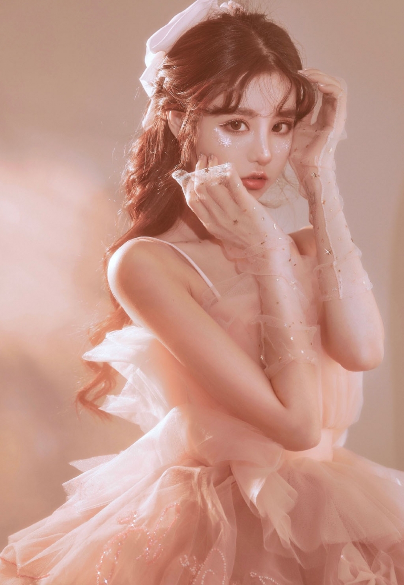 粉嫩小妹吊带纱裙香肩锁骨套图