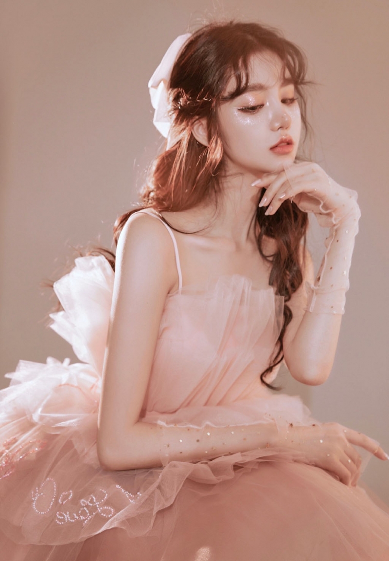 粉嫩小妹吊带纱裙香肩锁骨套图