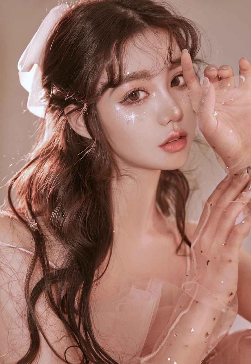 粉嫩小妹吊带纱裙香肩锁骨套图