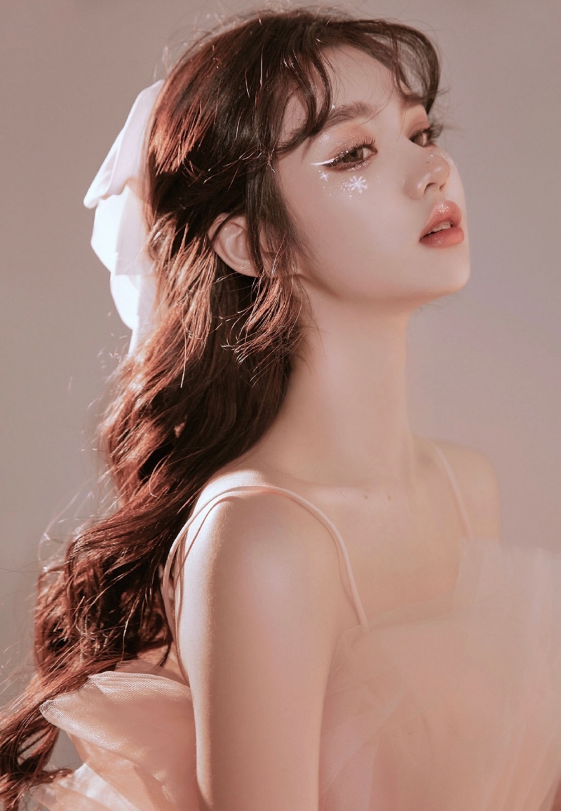 粉嫩小妹吊带纱裙香肩锁骨套图