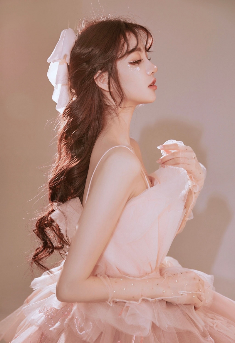 粉嫩小妹吊带纱裙香肩锁骨套图