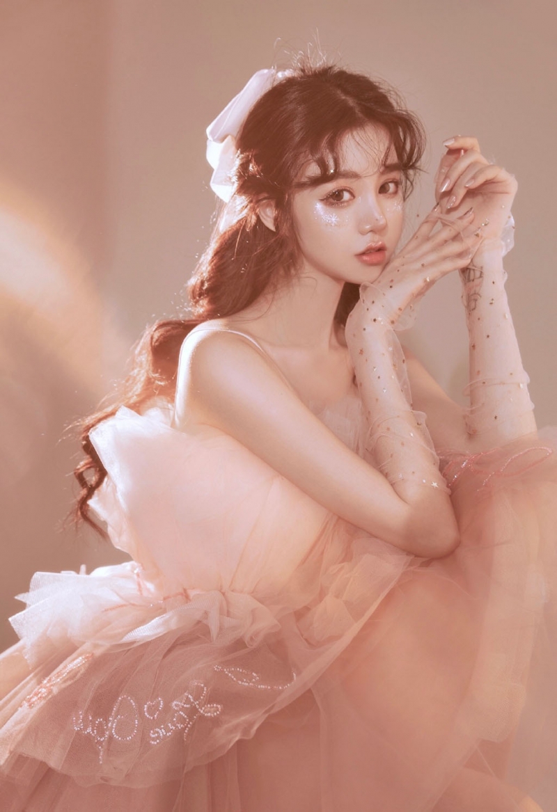 粉嫩小妹吊带纱裙香肩锁骨套图