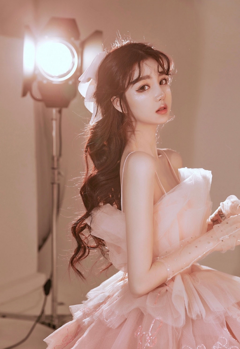 粉嫩小妹吊带纱裙香肩锁骨套图