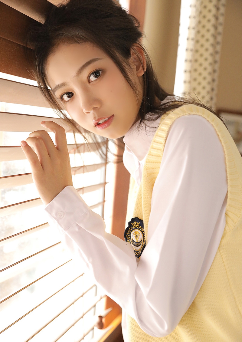 长发美女校花学生制服短裙私拍