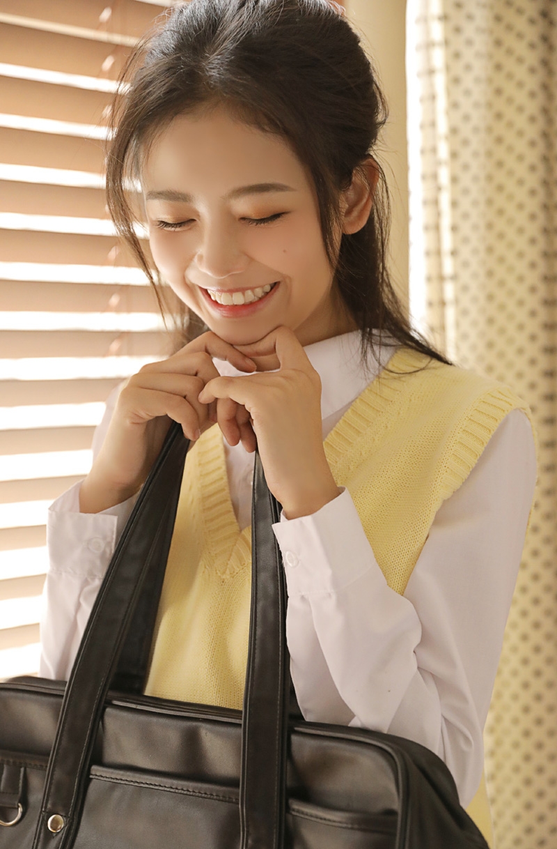 长发美女校花学生制服短裙私拍