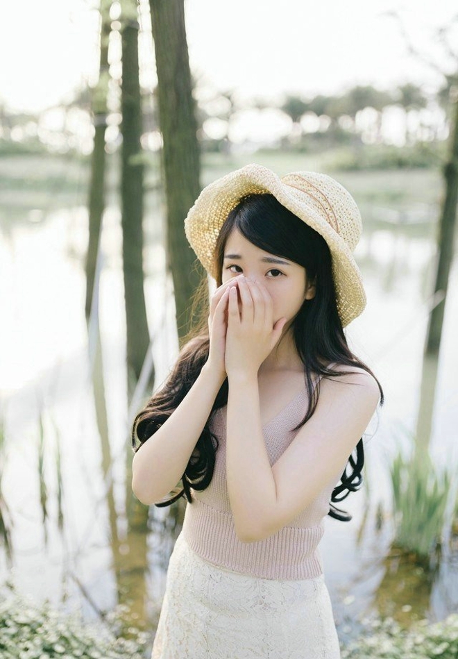 草帽美女黑长直发清新可人写真