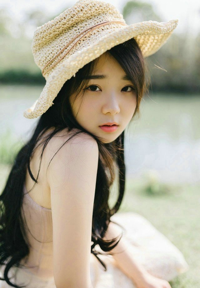 草帽美女黑长直发清新可人写真