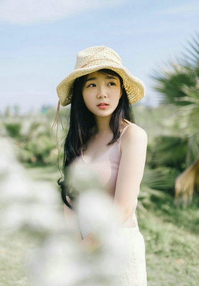 草帽美女黑长直发清新可人写真