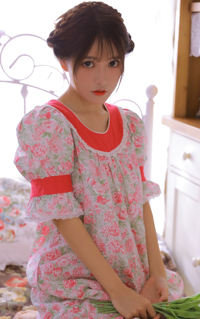 碎花连衣裙美少女甜美可人写真