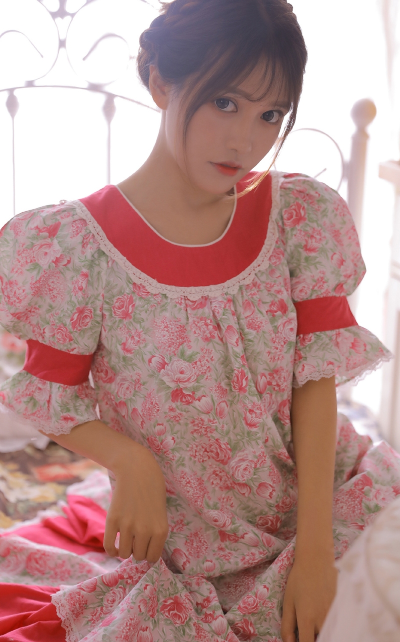 碎花连衣裙美少女甜美可人写真