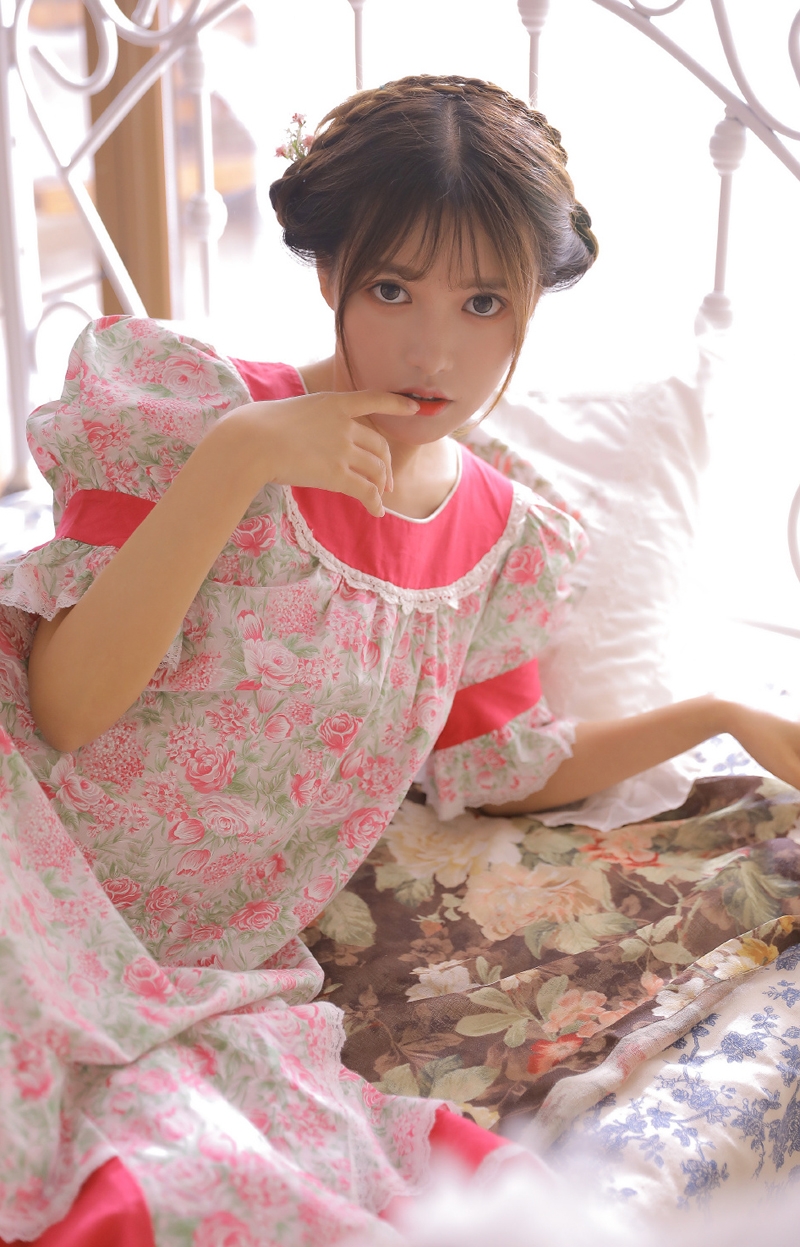 碎花连衣裙美少女甜美可人写真