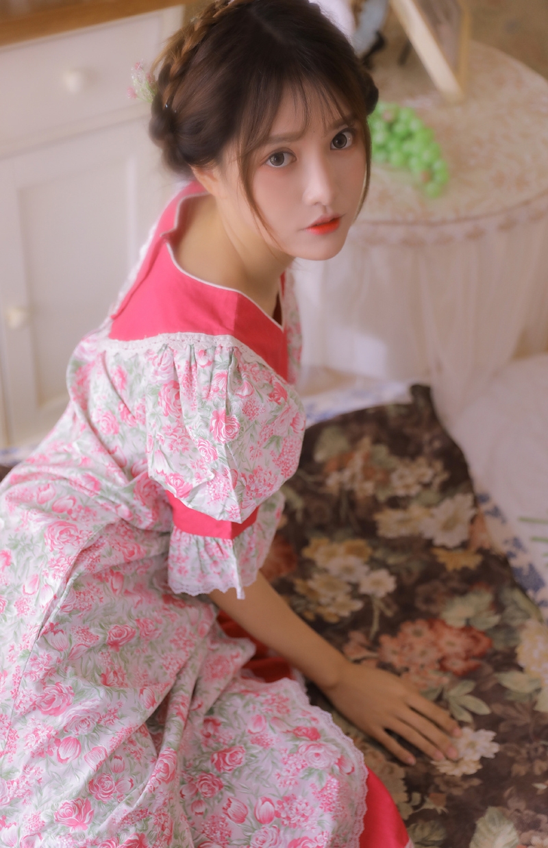 碎花连衣裙美少女甜美可人写真