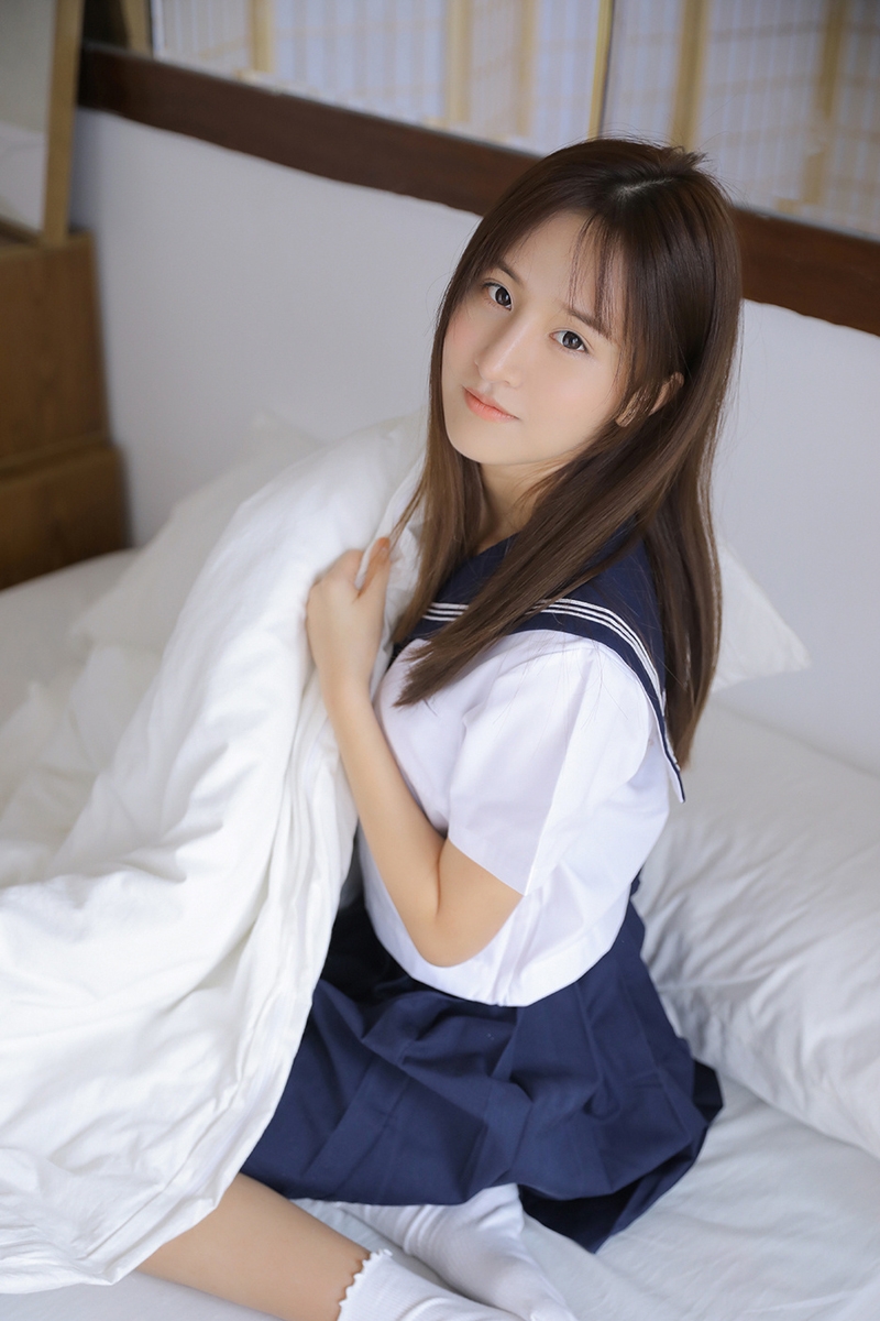 清纯水手服学生妹室内个人写真