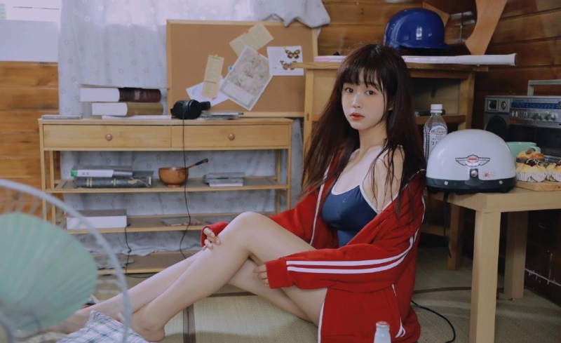 牛奶肌美女吊带连体衣性感写真