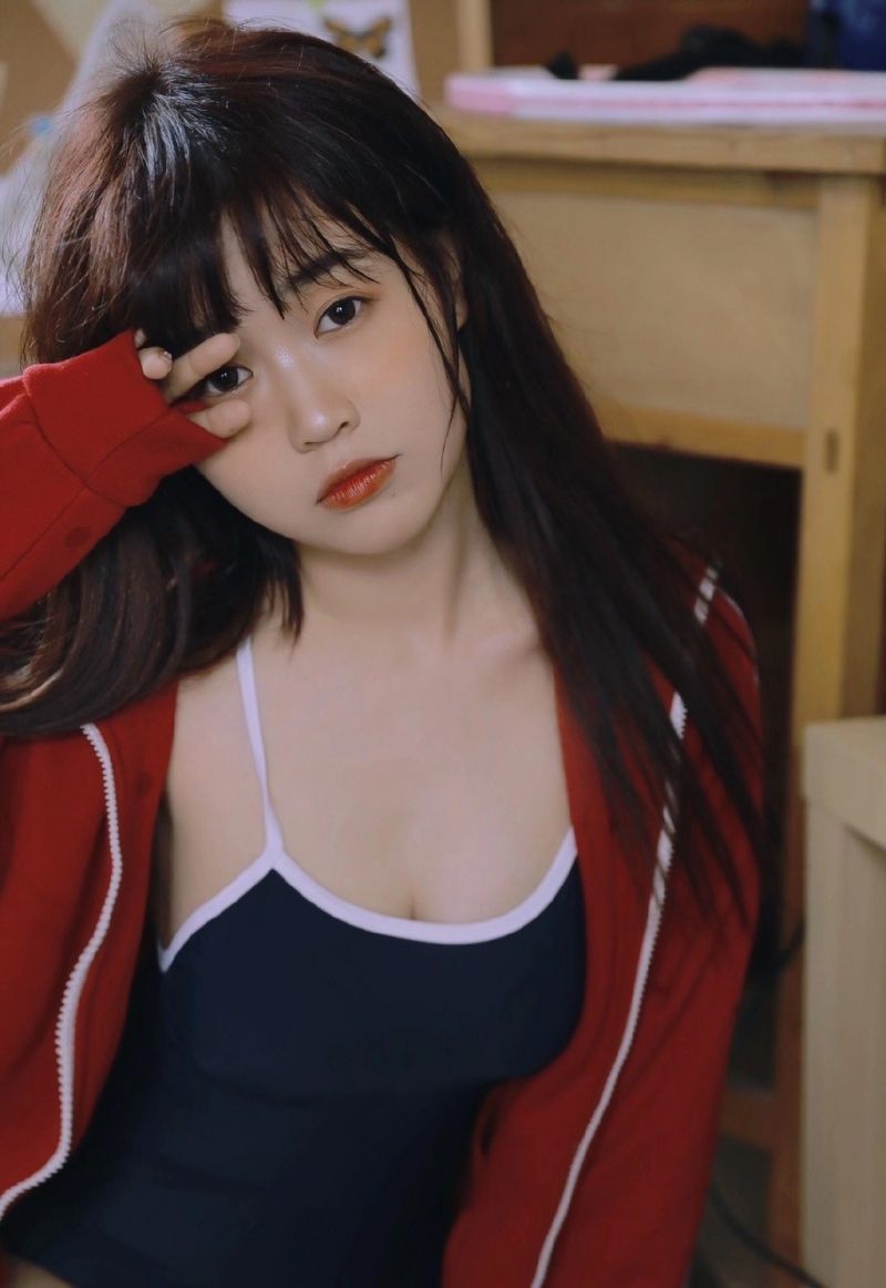 牛奶肌美女吊带连体衣性感写真