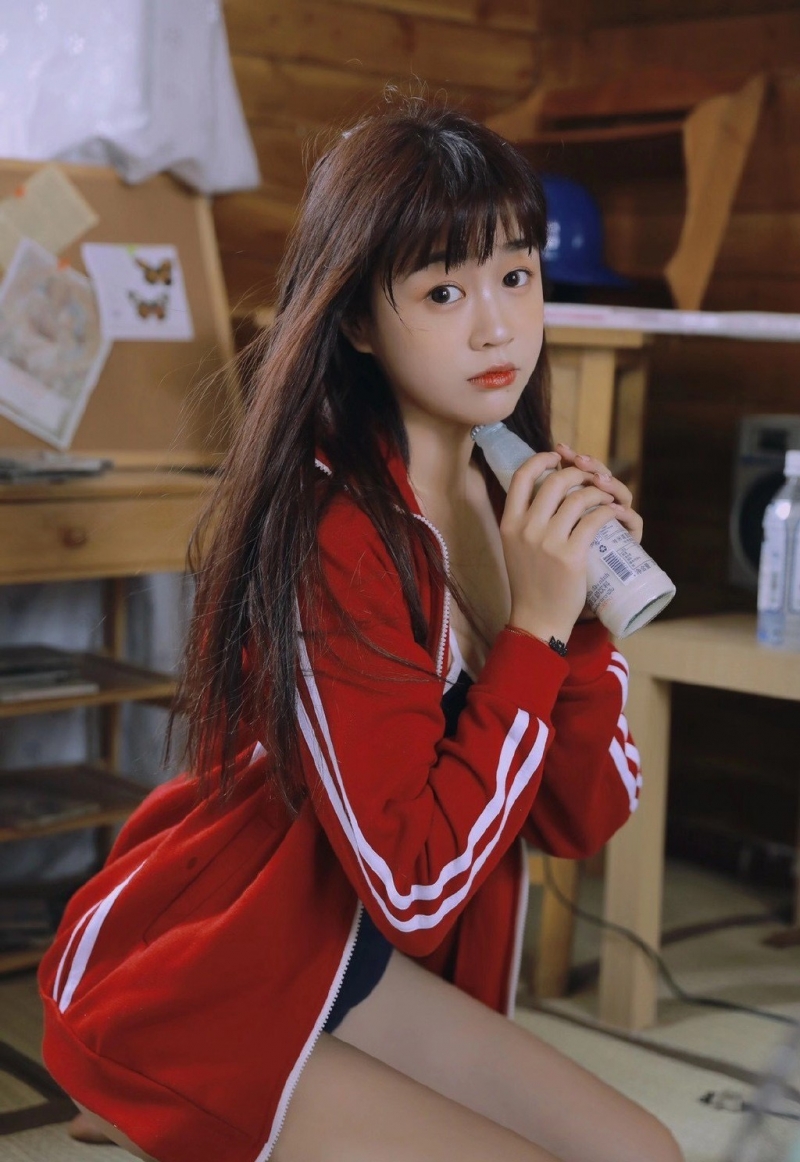 牛奶肌美女吊带连体衣性感写真