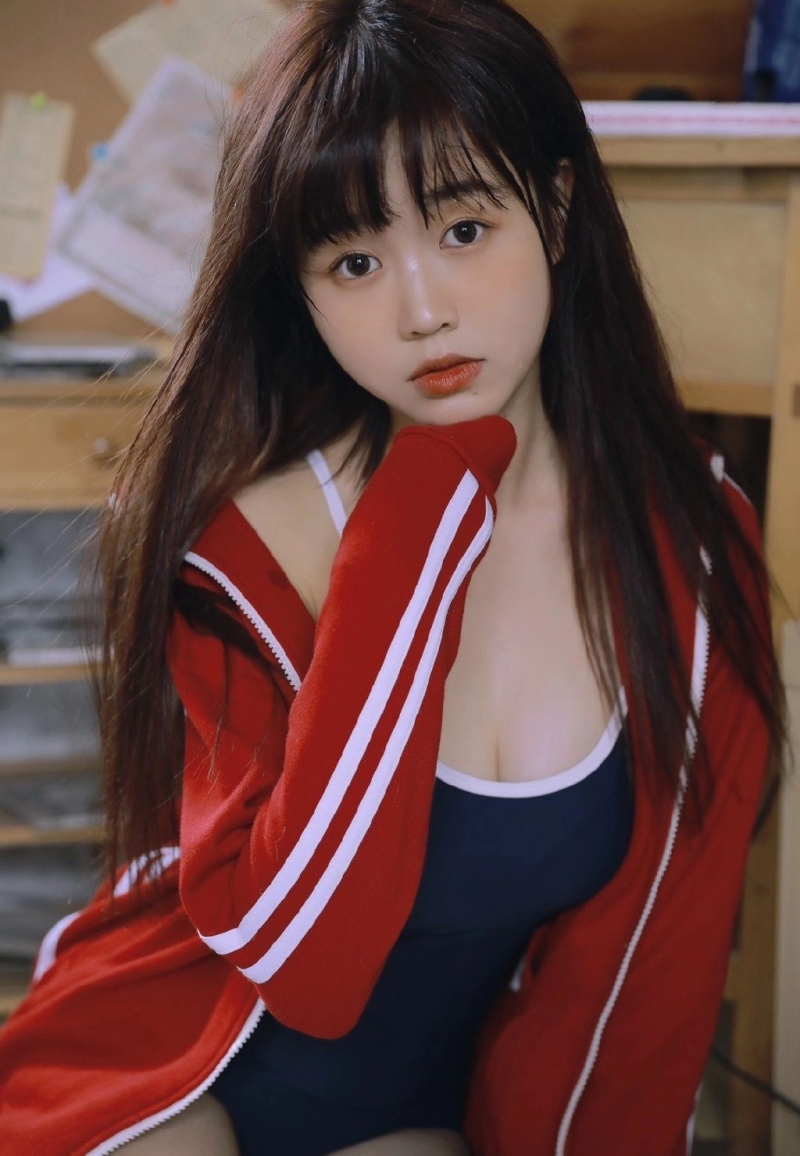 牛奶肌美女吊带连体衣性感写真