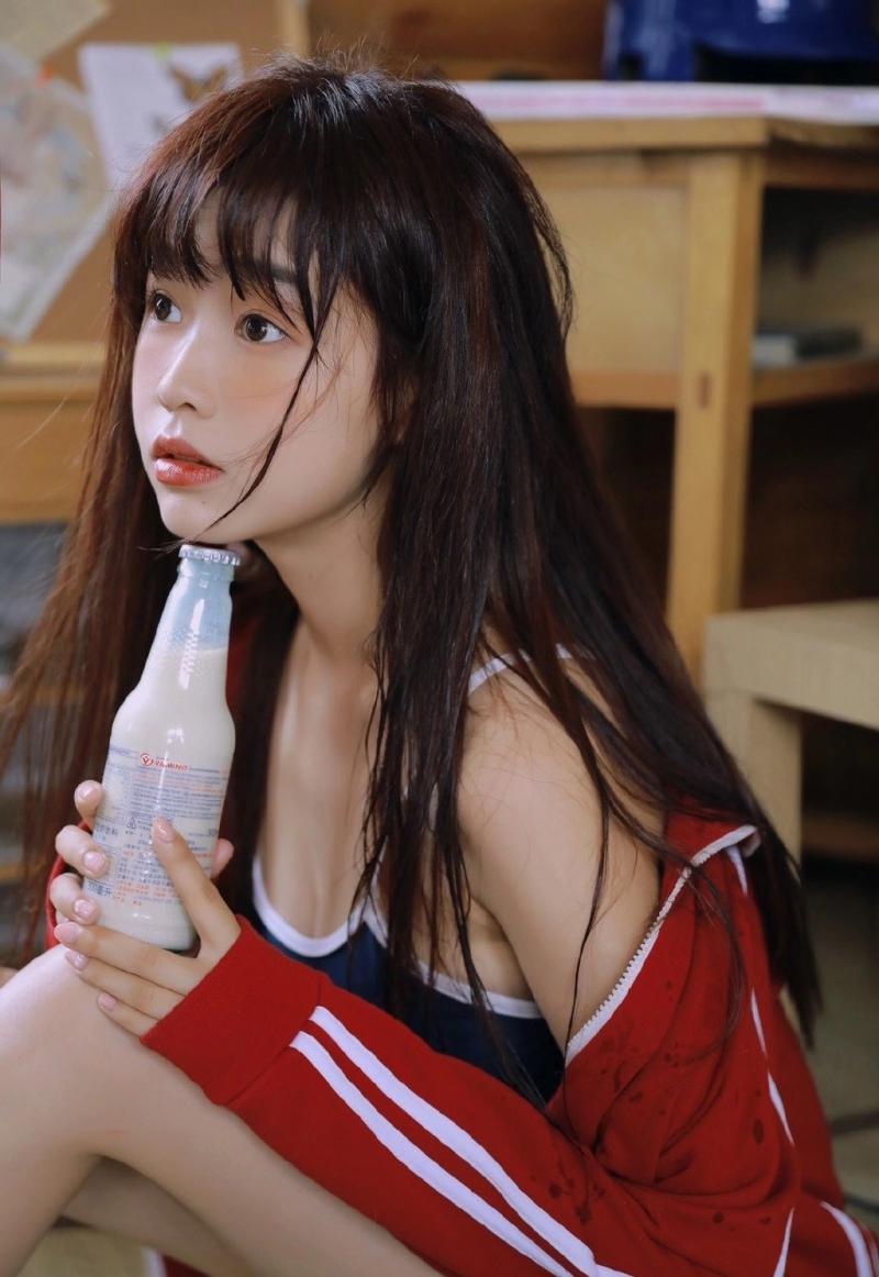 牛奶肌美女吊带连体衣性感写真