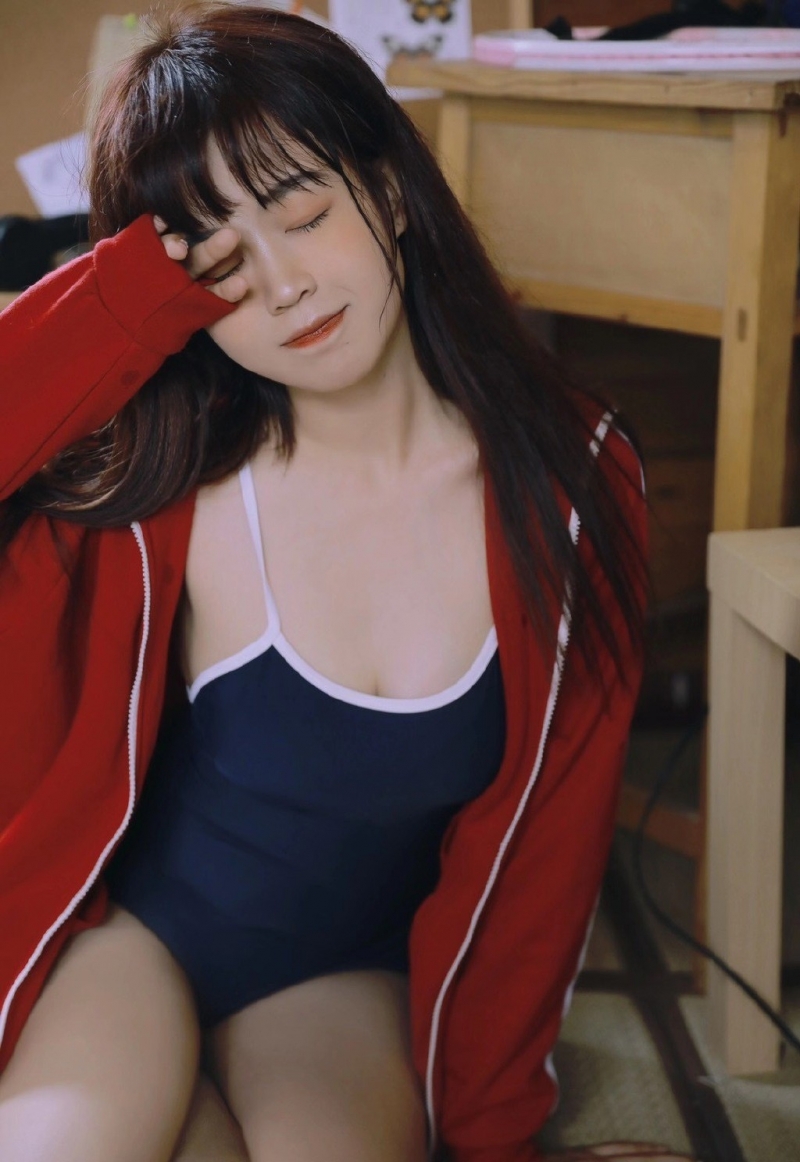 牛奶肌美女吊带连体衣性感写真