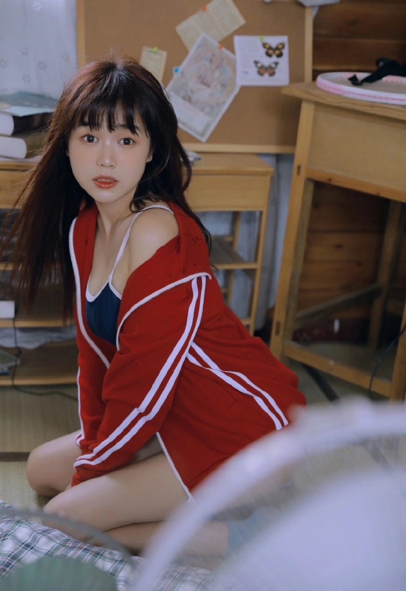 牛奶肌美女吊带连体衣性感写真