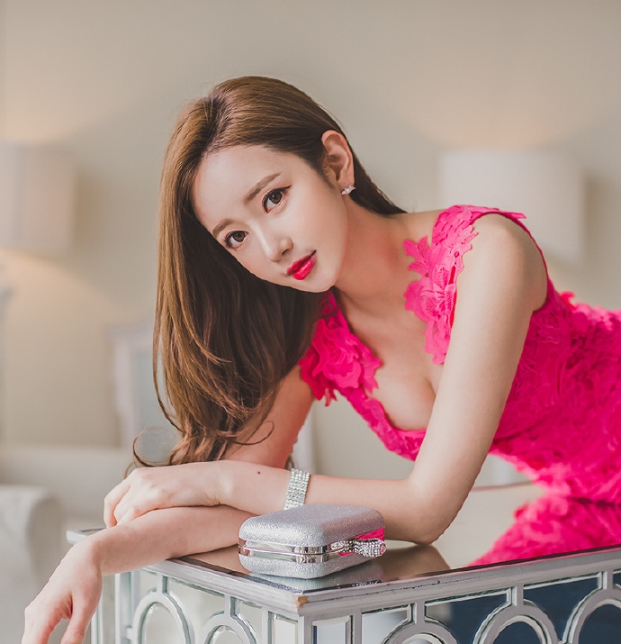 宅男女神低胸长裙傲人上围写真