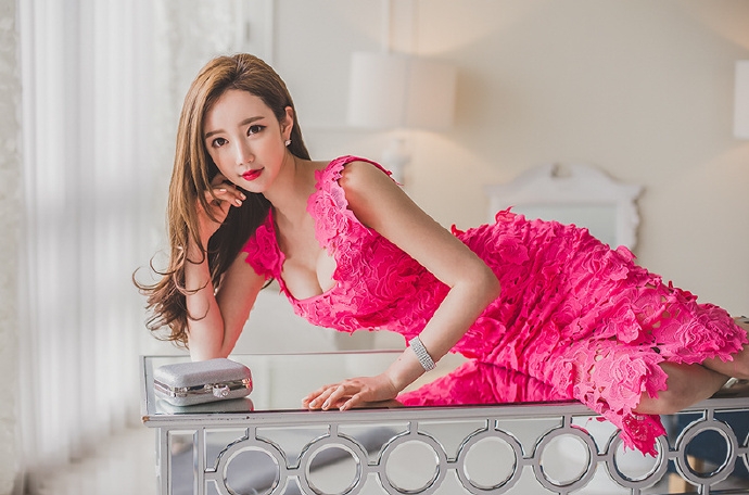 宅男女神低胸长裙傲人上围写真