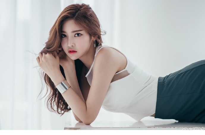 韩国大波美女极品翘臀诱惑写真