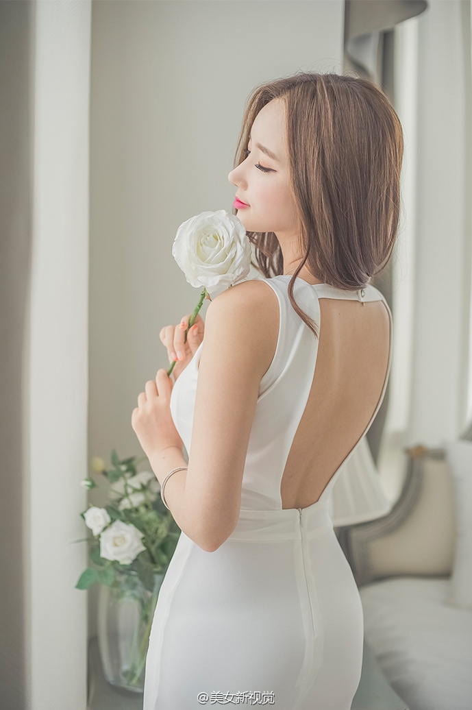 日韩美女前凸后翘性感身材写真