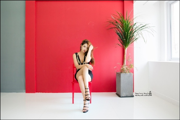 性感尤物低胸短裙高跟美腿写真