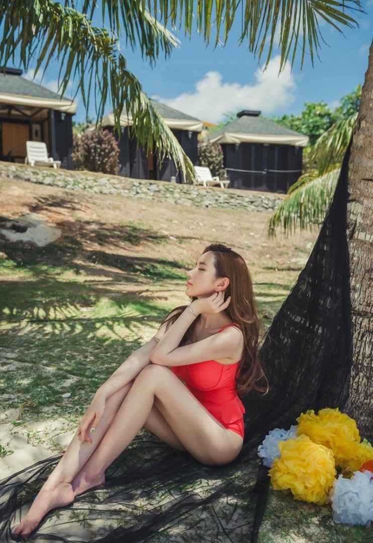 美女尤物连体泳衣酥胸翘臀写真