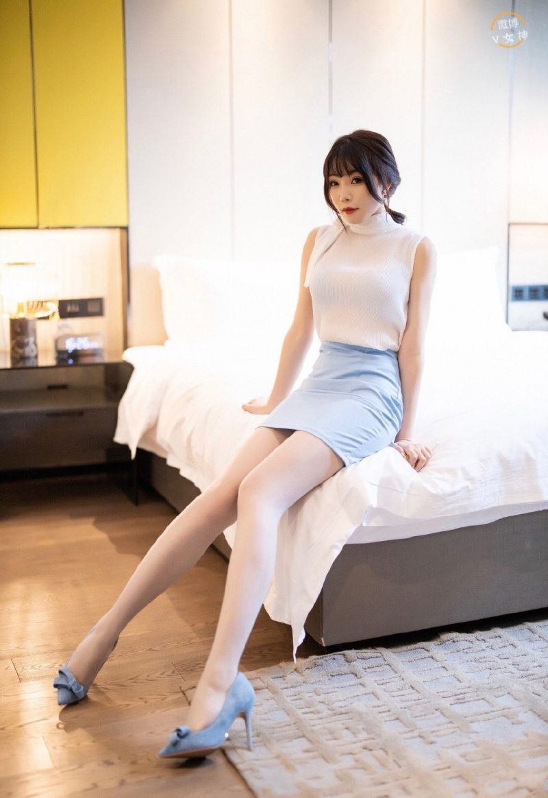 极品尤物包臀短裙美腿翘臀写真