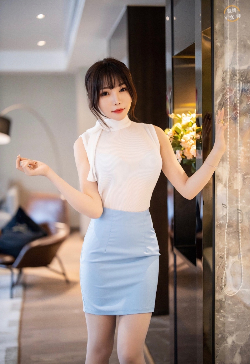 极品尤物包臀短裙美腿翘臀写真