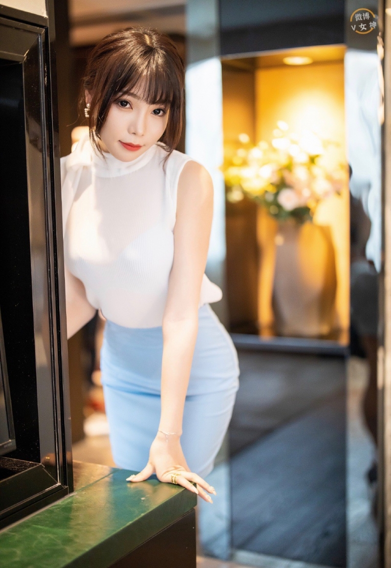 极品尤物包臀短裙美腿翘臀写真