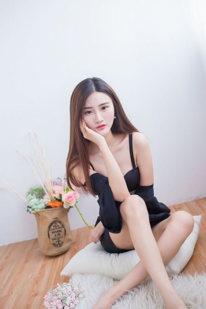 性感女人半露香肩美腿诱惑写真