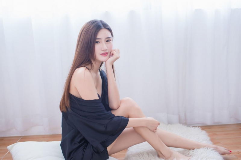 性感女人半露香肩美腿诱惑写真