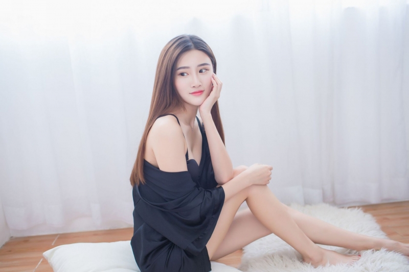 性感女人半露香肩美腿诱惑写真