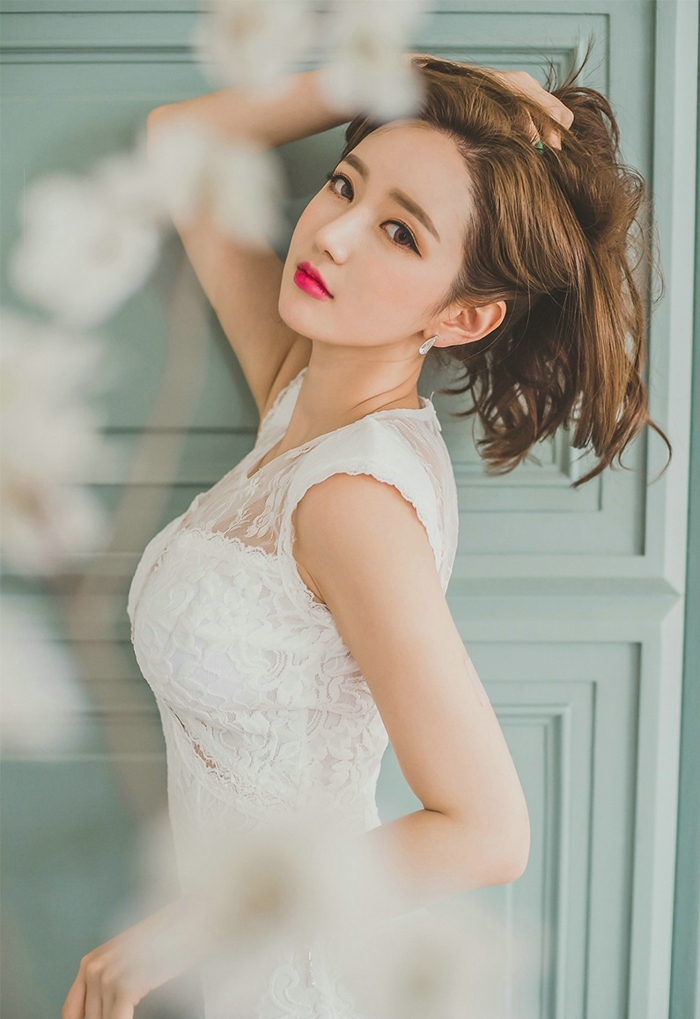 韩国红唇美女嫩模前凸后翘美图