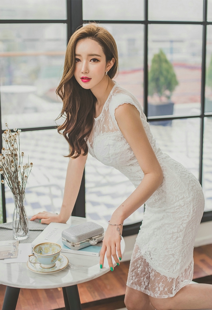 韩国红唇美女嫩模前凸后翘美图