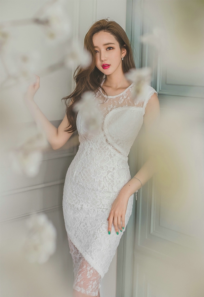 韩国红唇美女嫩模前凸后翘美图