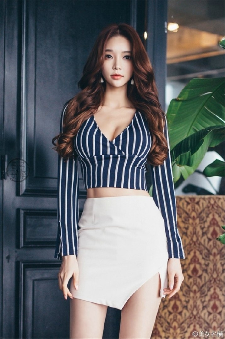 宅男女神包臀短裙低胸诱惑美图