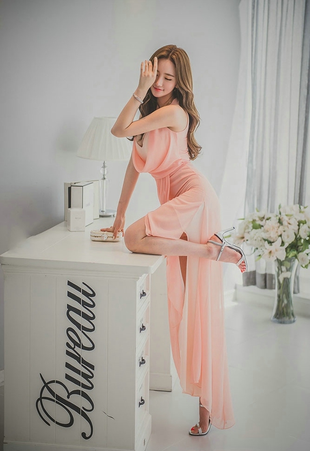 低胸美女嫩模高跟美腿写真摄影